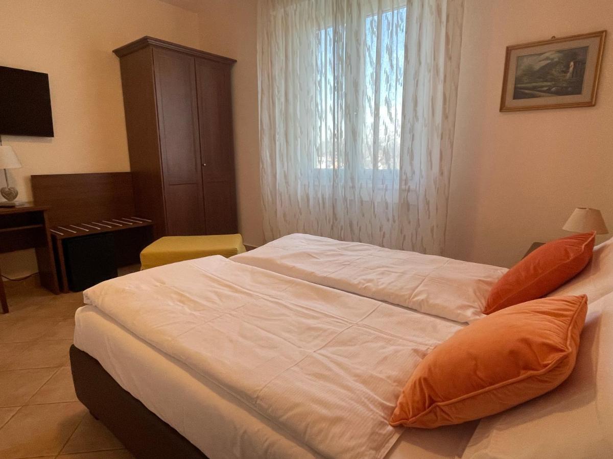 Betty'S House Bed & Breakfast Lazise Bagian luar foto