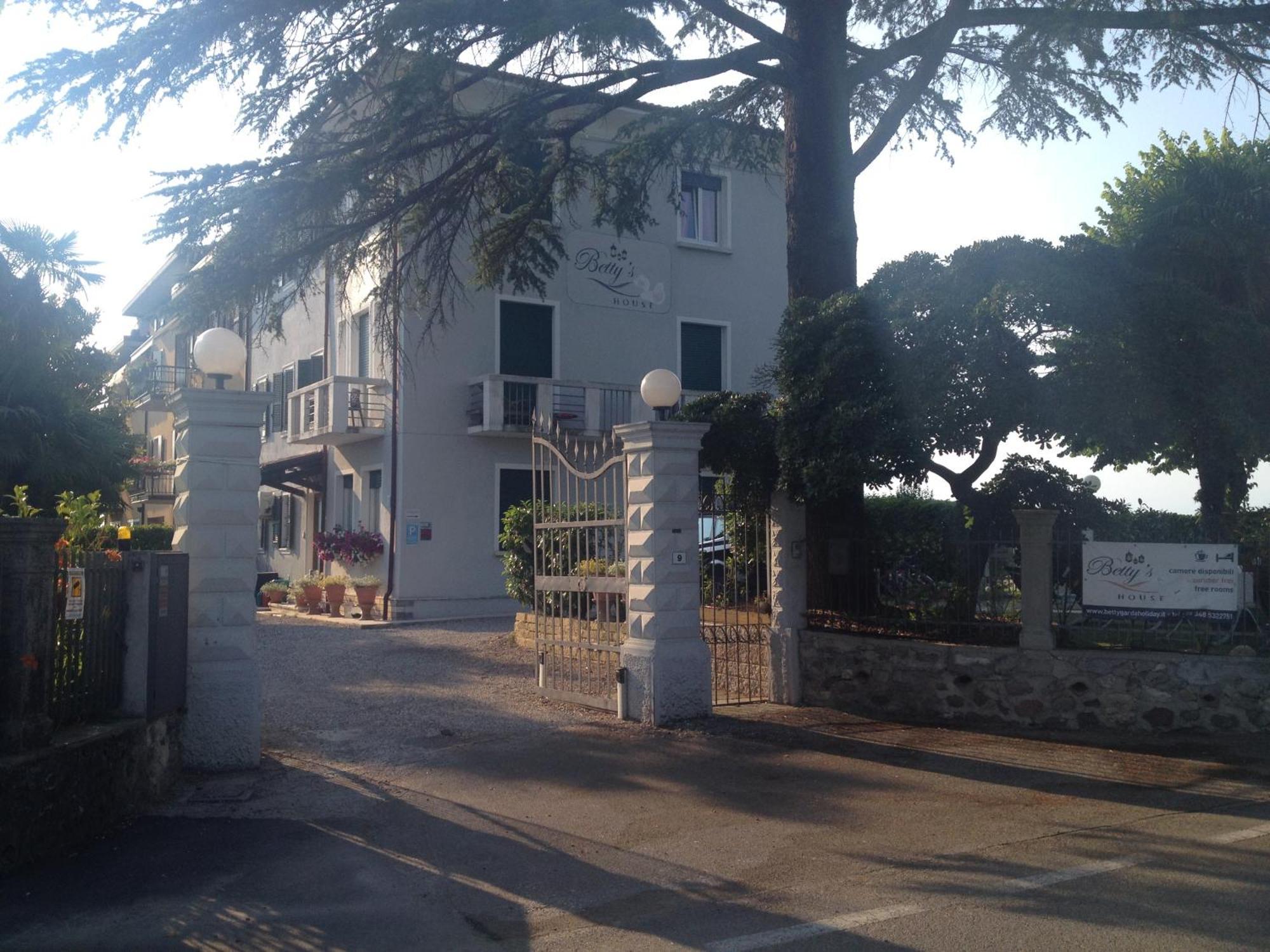 Betty'S House Bed & Breakfast Lazise Bagian luar foto